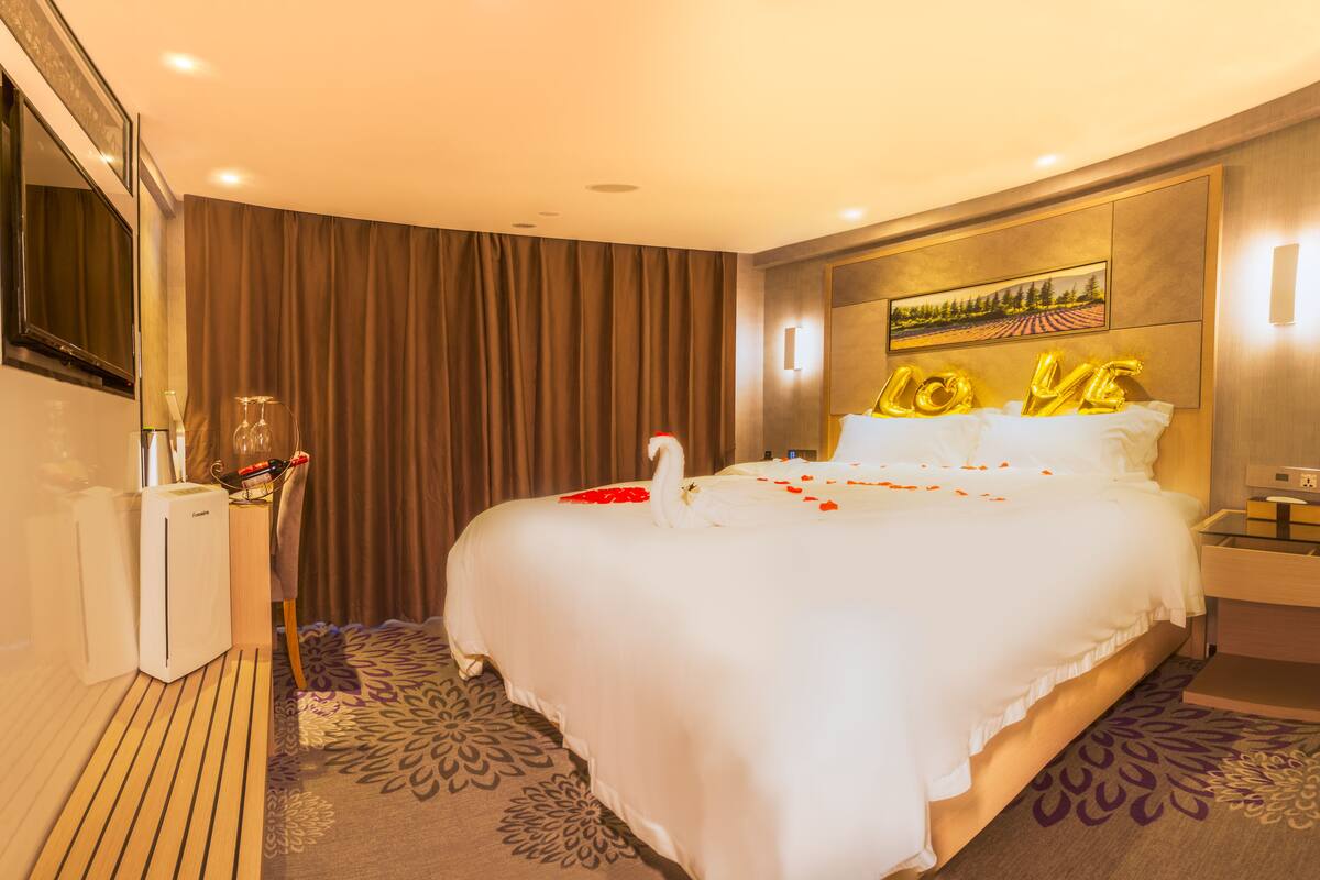 Kamar Double Romantis | Minibar, meja kerja, tirai kedap cahaya, dan Wi-Fi gratis