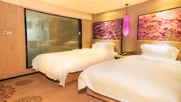 Habitación familiar | Minibar, escritorio, cortinas opacas y wifi gratis