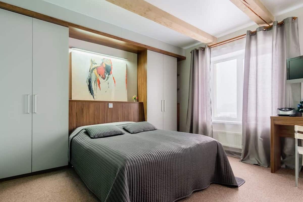 Individually decorated, free cots/infant beds, free WiFi, bed sheets