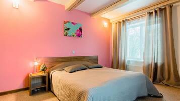 Comfort Cottage | Individually decorated, free cribs/infant beds, free WiFi, bed sheets