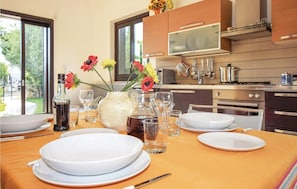 Fridge, microwave, stovetop, dishwasher - Nice home in Scicli RG (Scicli RG)