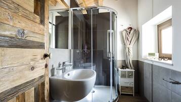 Villa, 4 Bedrooms | Bathroom | Shower, rainfall showerhead, hair dryer, bidet