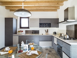Refrigerador con freezer, microondas, horno, placa de cocina