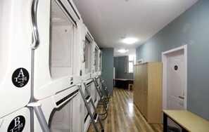 Desk, blackout curtains - Meet Fish International Youth Hostel (Qingdao)