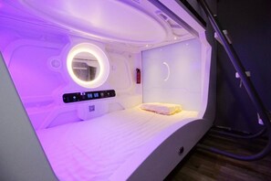 Desk, blackout curtains - Meet Fish International Youth Hostel (Qingdao)