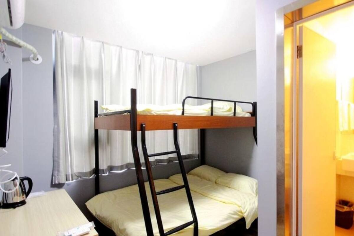 Chambre Familiale | Bureau, rideaux occultants