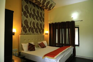 Desk, soundproofing, free WiFi, bed sheets