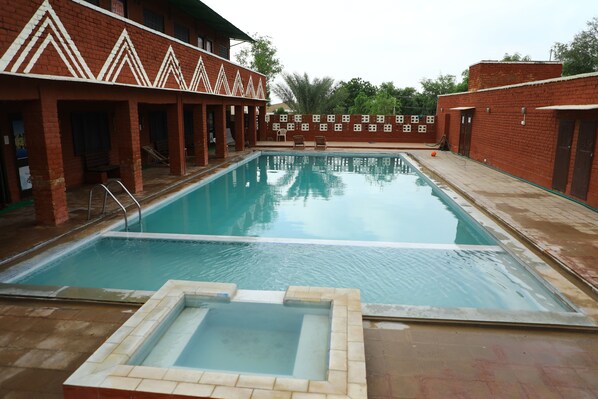 Outdoor pool - Thar Exotica Hotel & Resorts. (Bikaner)