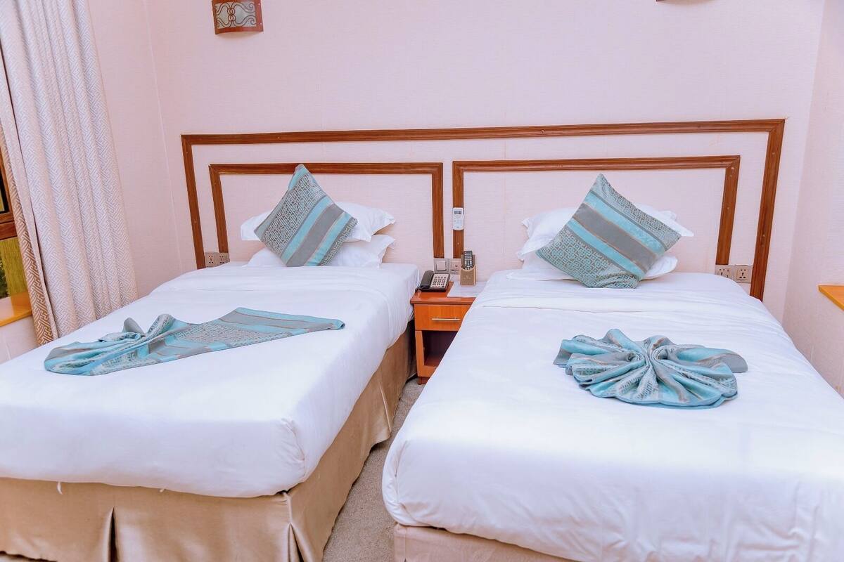 1 habitación, caja de seguridad en la habitación y escritorio