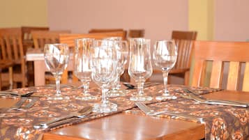 Serveert ontbijt, lunch, diner, lokale en internationale gerechten