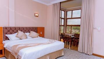 1 habitación, caja de seguridad en la habitación y escritorio