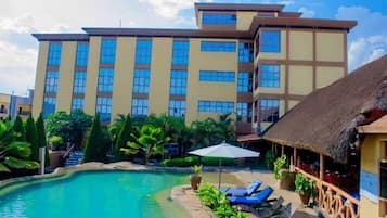 Breakfast, lunch, dinner served; local and international cuisine