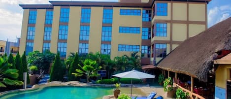 Breakfast, lunch, dinner served; local and international cuisine