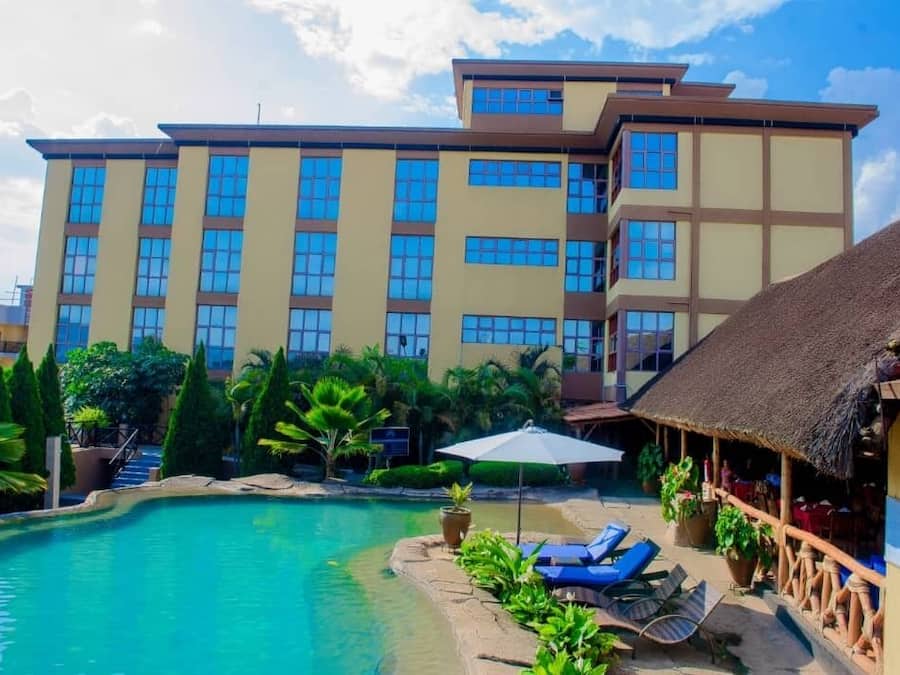 Menyajikan hidangan lokal dan internasional