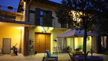 Fassade der Unterkunft – Abend/Nacht