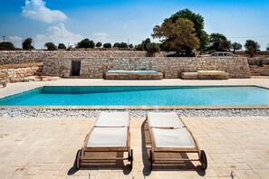 Piscine extérieure (ouverte en saison), chaises longues
