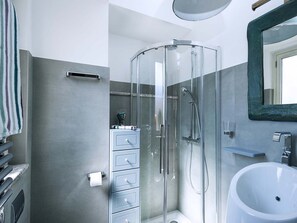 House, 2 Bedrooms | Bathroom | Shower, rainfall showerhead, hair dryer, bidet
