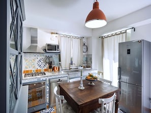 Maison, 2 chambres | Cuisinette privée | Réfrigérateur grande capacité avec congélateur, four à micro-ondes