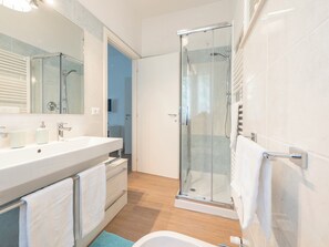 Phòng 3 Superior, có phòng tắm riêng, quang cảnh vườn (Acqua) | Phòng tắm | Buồng tắm vòi sen, đồ dùng nhà tắm miễn phí, máy sấy tóc 