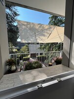 Ropa de cama de alta calidad, cubrecamas y minibar 