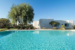 Una piscina al aire libre de temporada