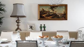 Villa | In-room dining