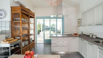 Villa | Cocina privada | Refrigerador con congelador, microondas, horno y parrilla de estufa