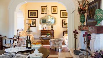 Biệt thự, 5 phòng ngủ | Phòng khách | TV màn hình phẳng, lò sưởi, đầu đĩa DVD