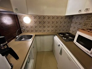 Réfrigérateur, lave-vaisselle, cafetière/bouilloire, grille-pain