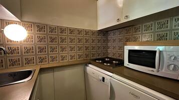 Een koelkast, een vaatwasser, een koffiezetapparaat/waterkoker