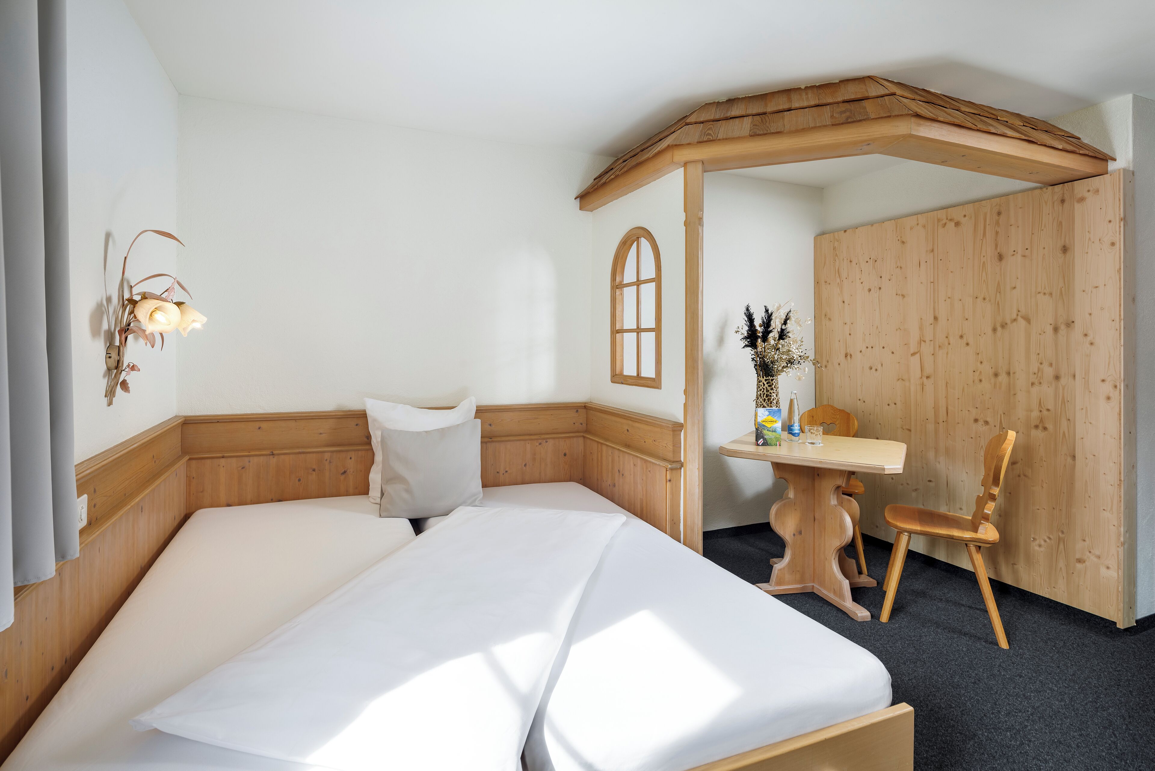 Une chambre à coucher avec un lit en bois, un bureau et une chaise.