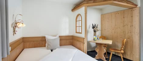 Un dormitorio con una cama de madera, un escritorio y una silla.
