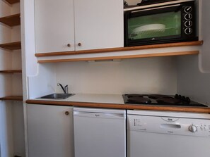 Fridge, microwave, dishwasher, coffee/tea maker