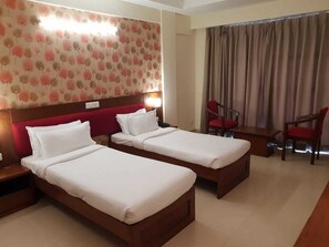 Caja fuerte, escritorio, sistema de insonorización y wifi gratis