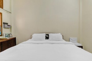 1 bedroom, in-room safe, desk, soundproofing - Hotel KV Palace (Varanasi)