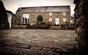 Front of property - Waunwthan: B&B Suites (Llandysul)