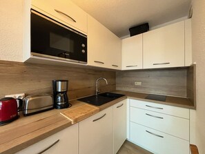 Een koelkast, een magnetron, een vaatwasser