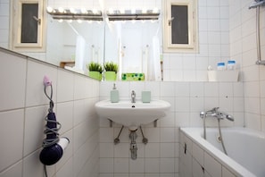 Apartamento, no fumadores | Baño | Ducha, artículos de higiene personal gratuitos y secador de pelo