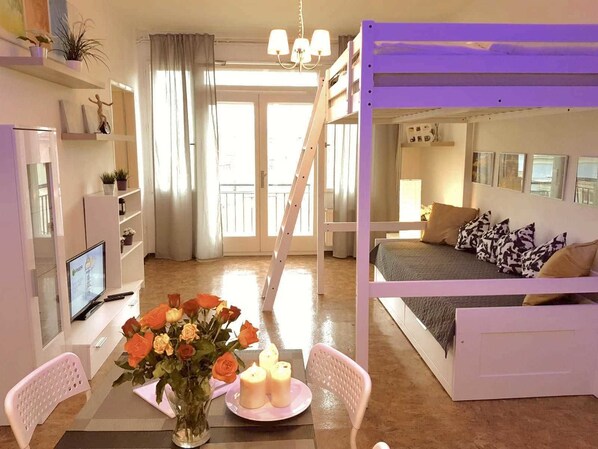 Blackout curtains, free WiFi, bed sheets