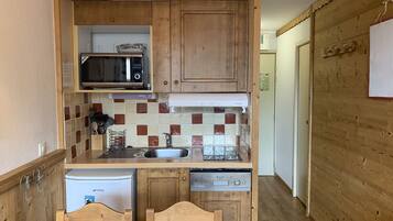 Een koelkast, een magnetron, een vaatwasser, een broodrooster