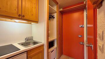 Fridge, microwave, dishwasher, coffee/tea maker