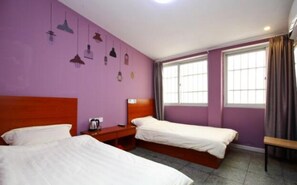 Habitación estándar con 2 camas individuales | Cortinas opacas y wifi gratis
