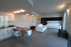 Luxury-Apartment, 1 Schlafzimmer | Wohnbereich | Flachbildfernseher