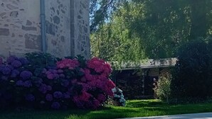 Una piscina con un flotador rosa.