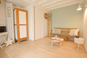 Superior Duplex (Vert Bocage) | Living area | Flat-screen TV - La Belle lurette (Bressuire)