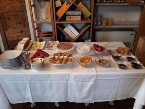 Tägliches inbegriffenes kontinentales Frühstück