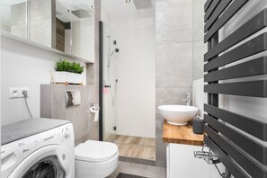Deluxe-lejlighed | Badeværelse | Bruser, gratis toiletartikler, hårtørrer, badekåber