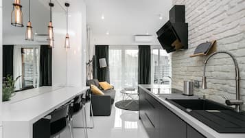 Departamento Deluxe | Cocineta privada | Refrigerador, microondas, horno y parrilla de estufa