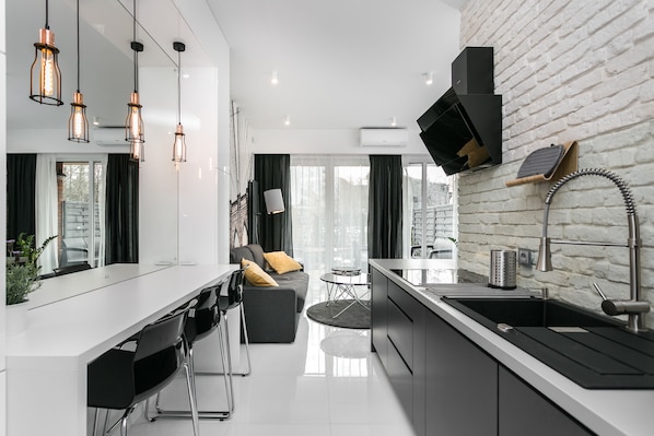 Appartement Deluxe | Coin cuisine privé | Réfrigérateur, micro-ondes, four, plaque de cuisson