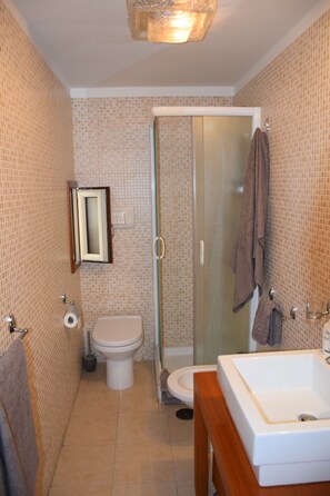 Classic-Apartment, 1 Schlafzimmer | Badezimmer | Dusche, Regendusche, kostenlose Toilettenartikel, Haartrockner